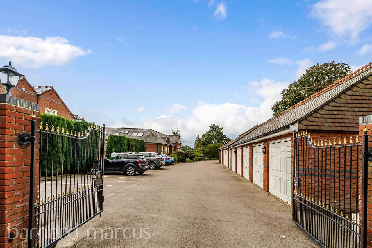 St. Monicas Road, Kingswood, KT20, photo 16