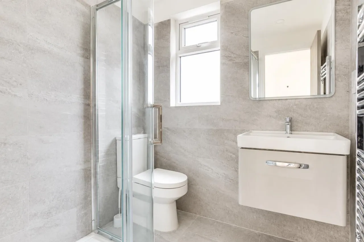 End Terrace, Feltham, TW13, photo 10