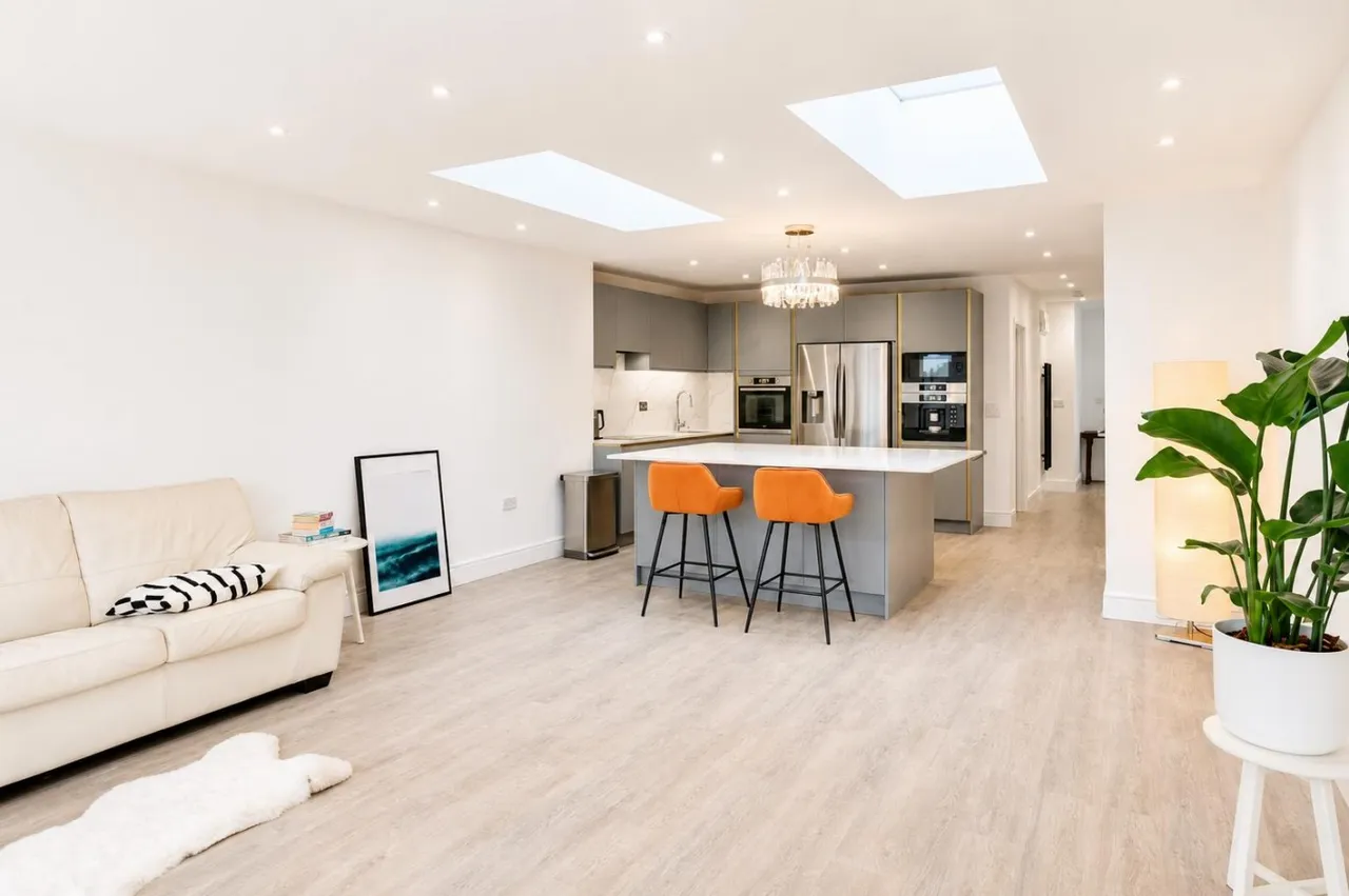 End Terrace, Feltham, TW13, photo 2
