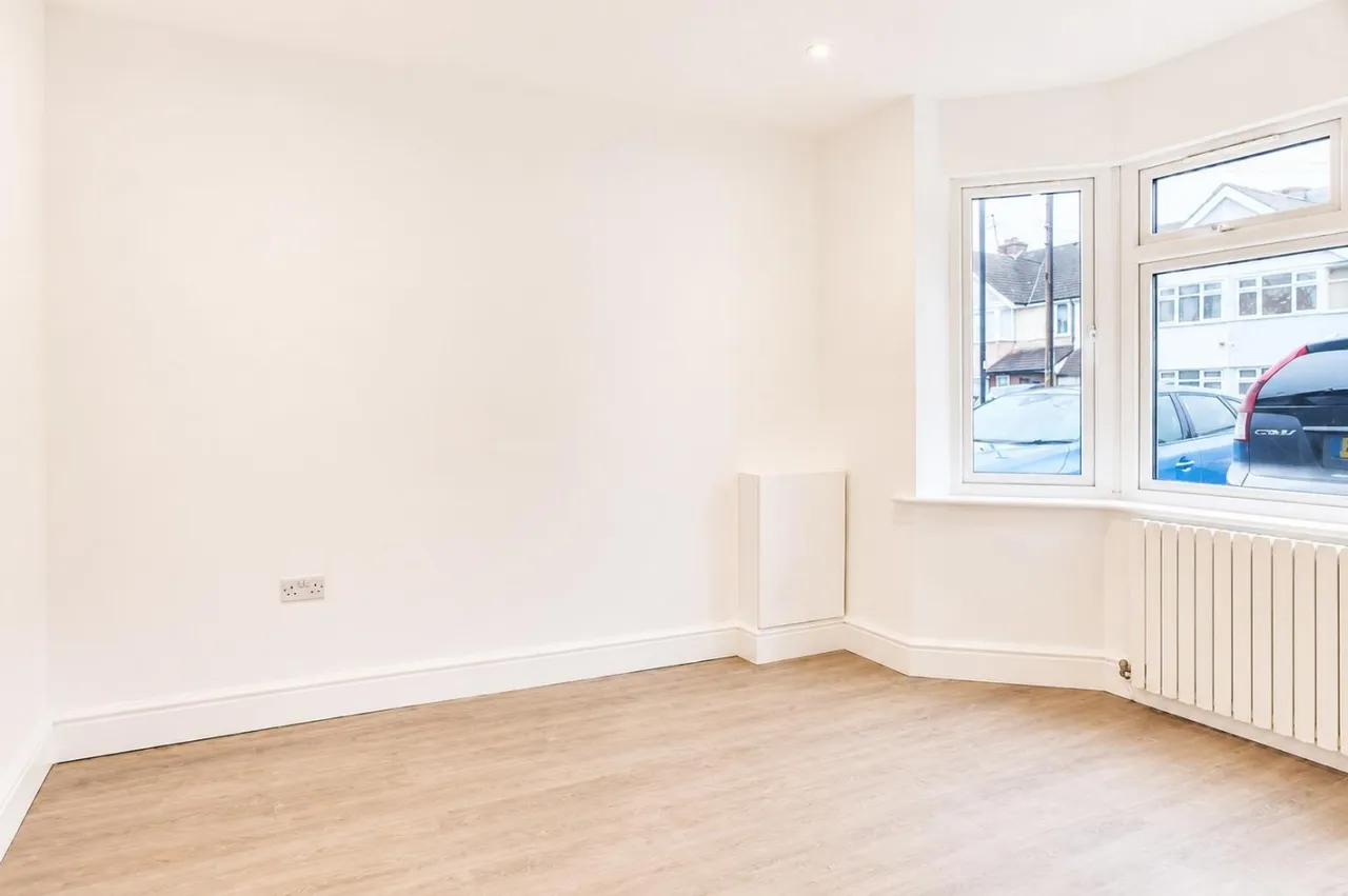 End Terrace, Feltham, TW13, photo 9