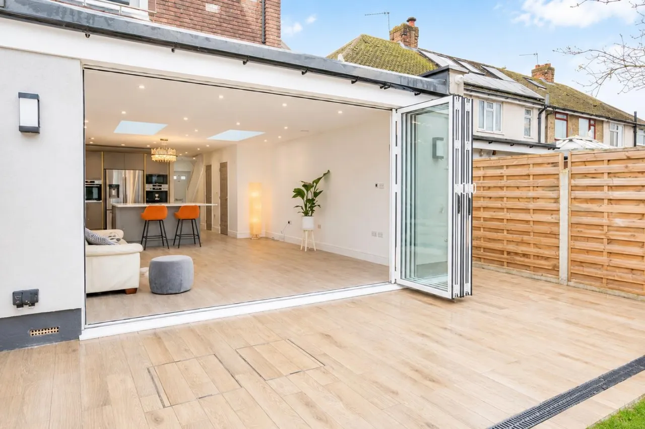 End Terrace, Feltham, TW13, photo 12