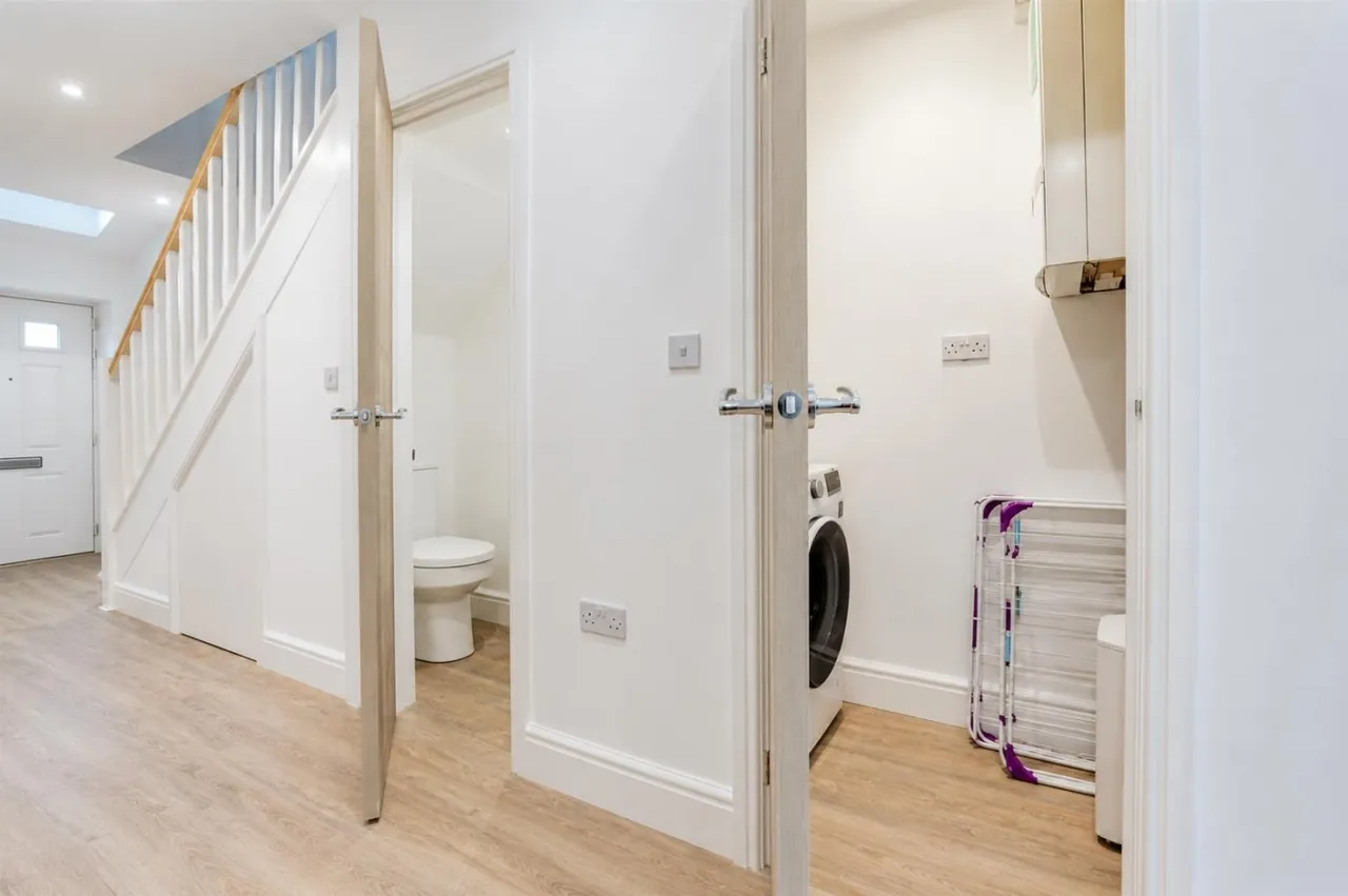 End Terrace, Feltham, TW13, photo 15