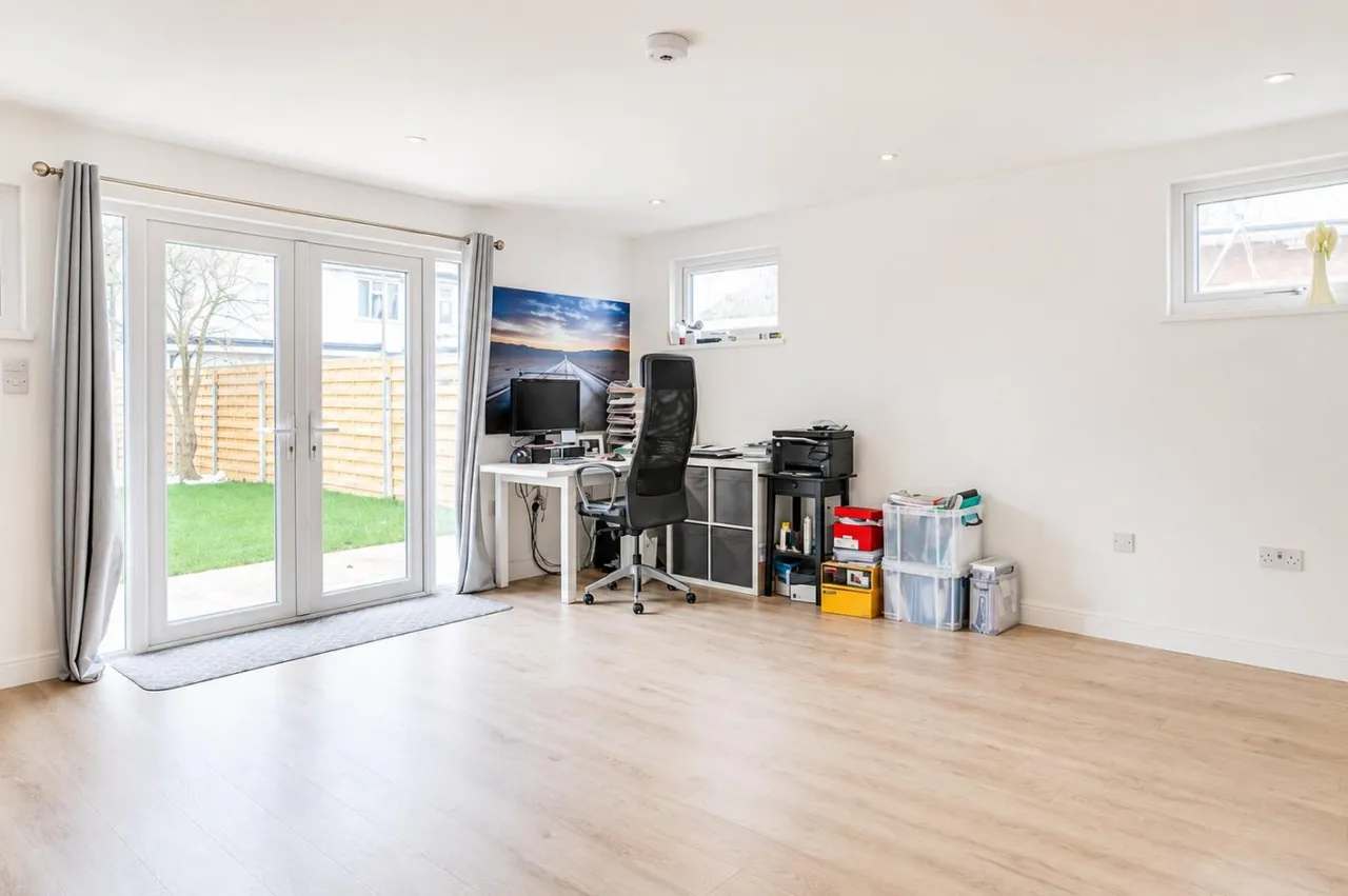 End Terrace, Feltham, TW13, photo 13