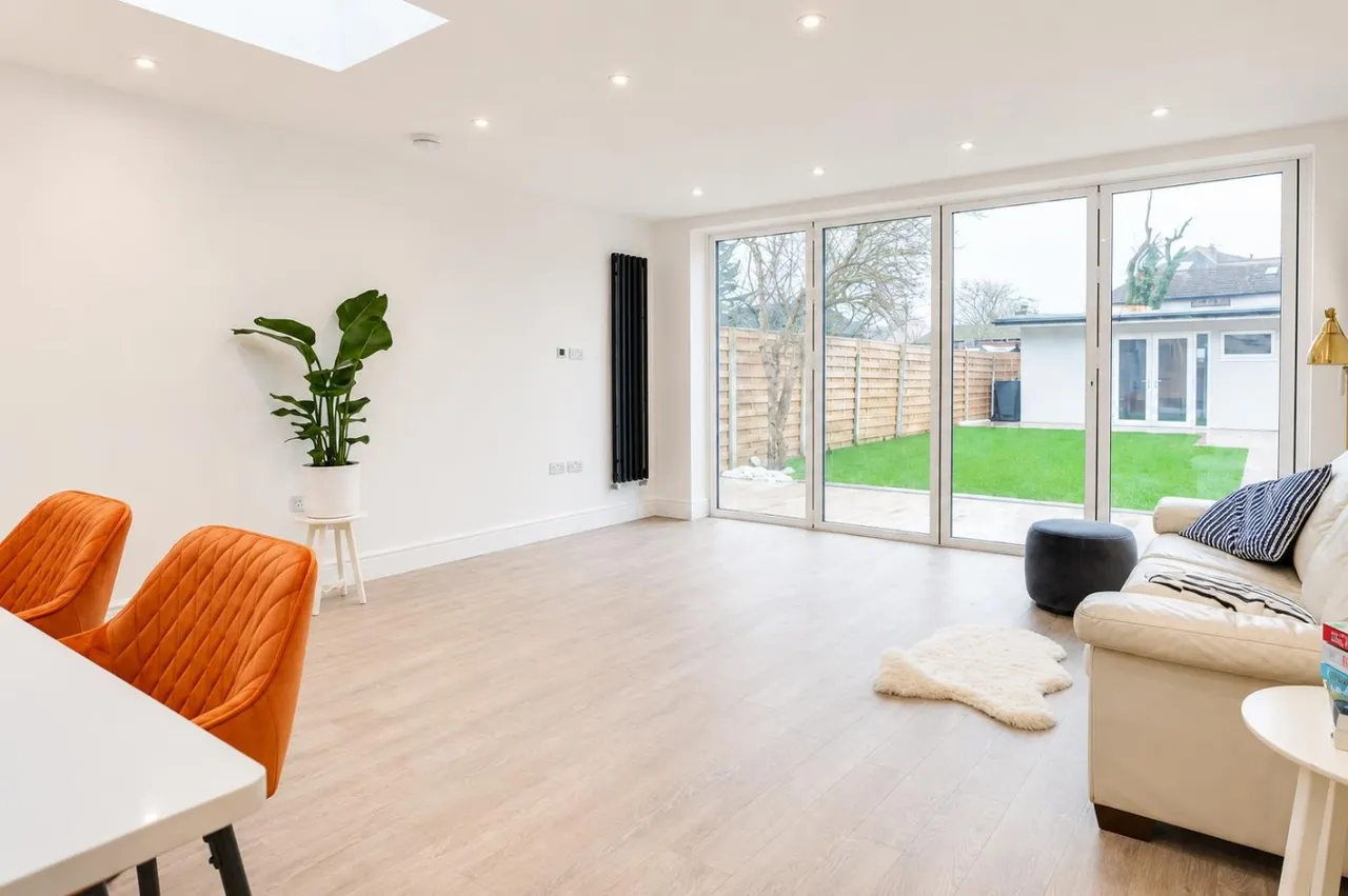 End Terrace, Feltham, TW13, photo 4