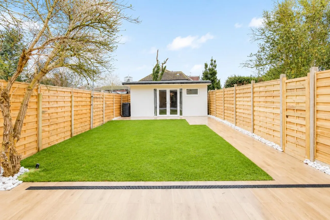 End Terrace, Feltham, TW13, photo 6