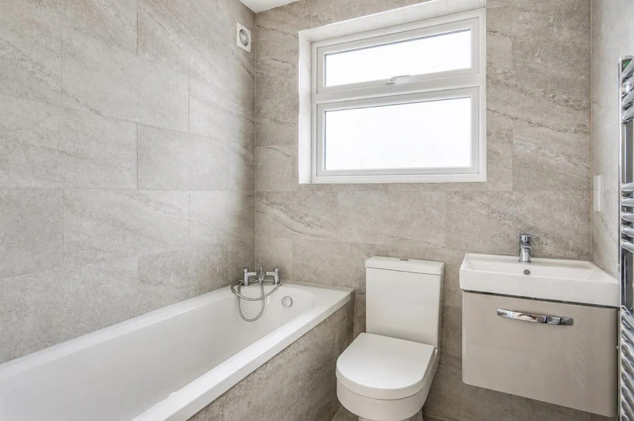 End Terrace, Feltham, TW13, photo 7