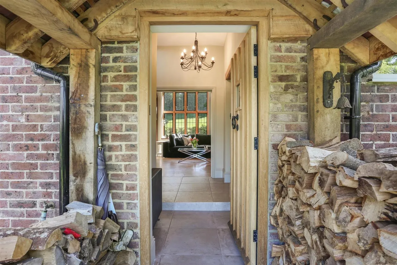 Hazelwood Lane, Chipstead, Surrey, CR5 3QZ, photo 4