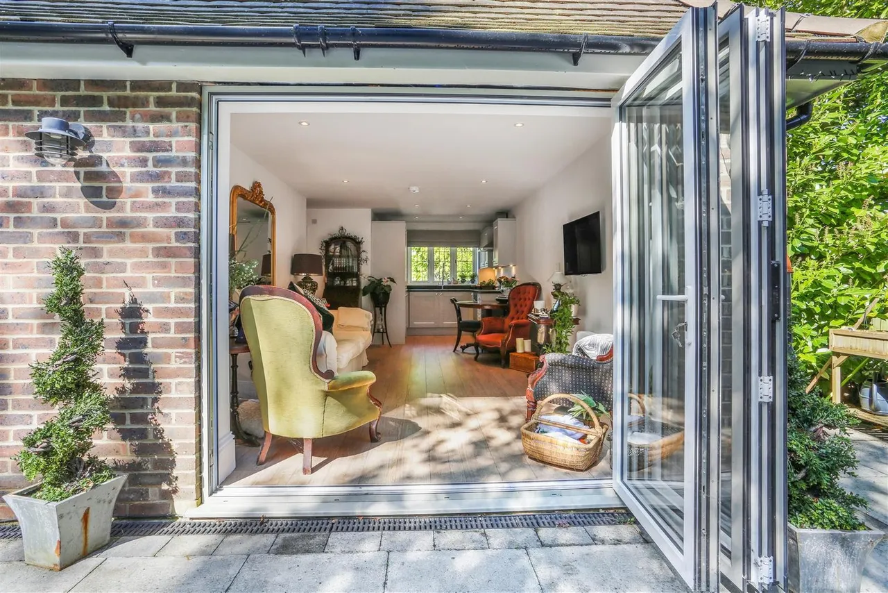 Hazelwood Lane, Chipstead, Surrey, CR5 3QZ, photo 9