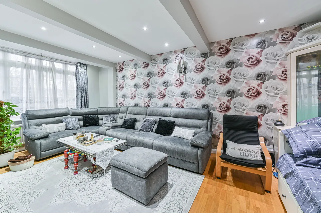 80 Glenister Park Road, London, photo 2