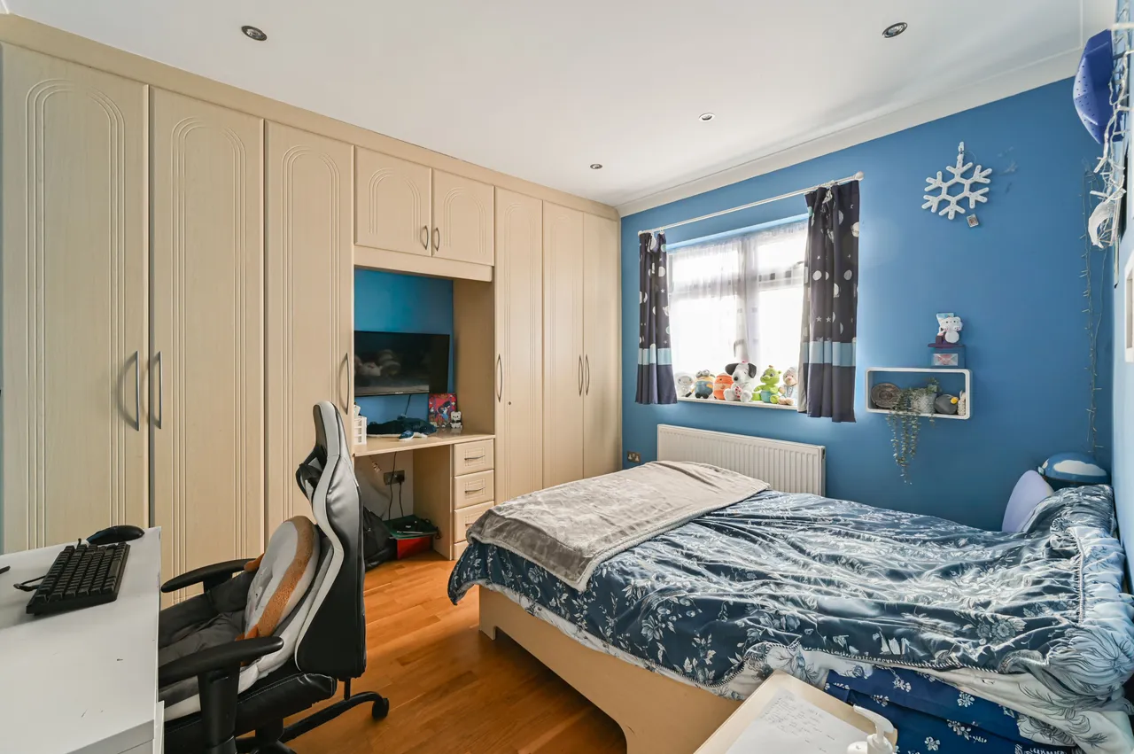 80 Glenister Park Road, London, photo 11