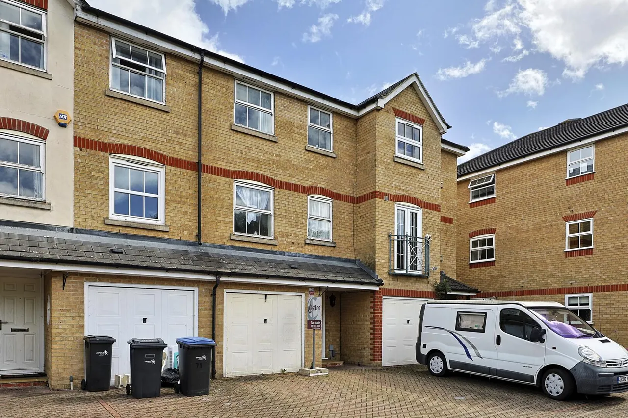 5 bed house for sale, Harston Drive, Enfield, EN3