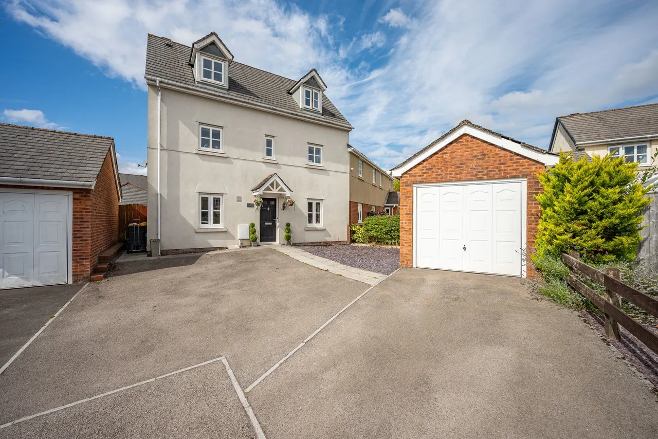 4 bed house for sale — Lakeside Way, Nantyglo
