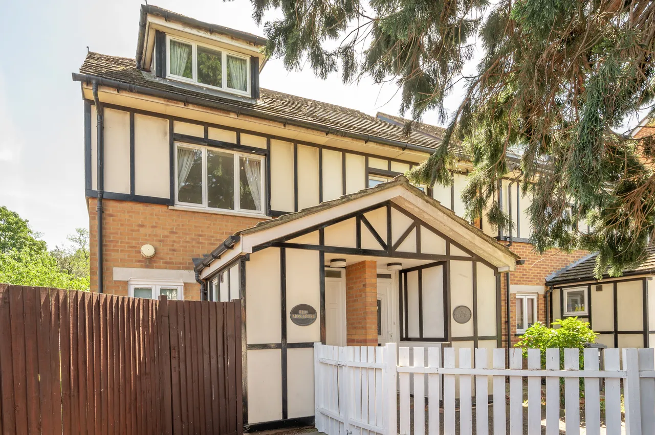 39 Heton Gardens, London, photo 4