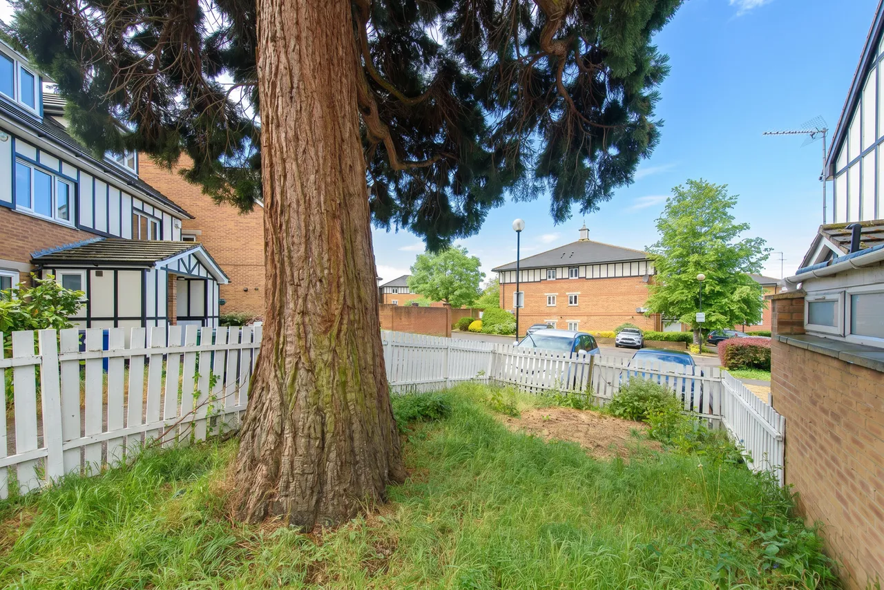 39 Heton Gardens, London, photo 10