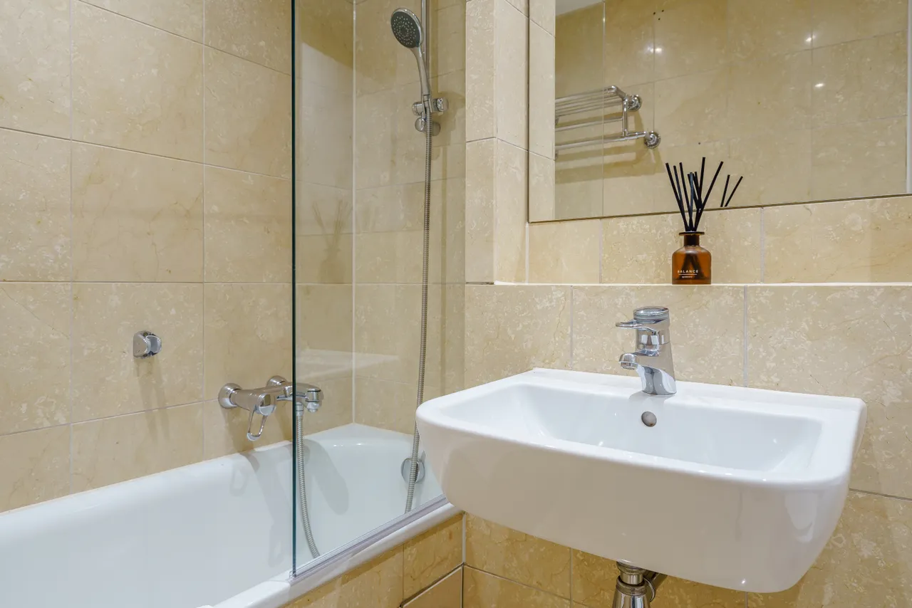 bathrooms, E14, photo 15