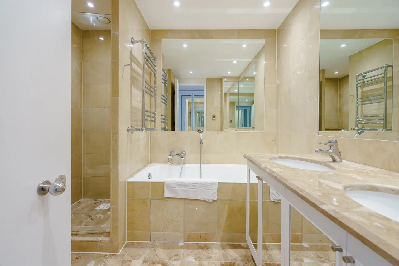 bathrooms, E14, photo 5