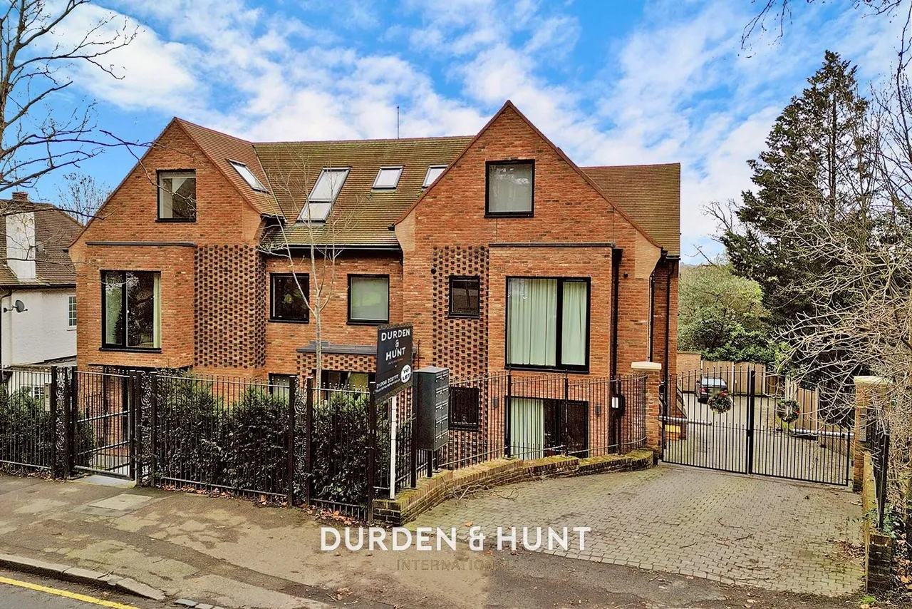 3 bed flat to rent, High Road, Loughton, IG10