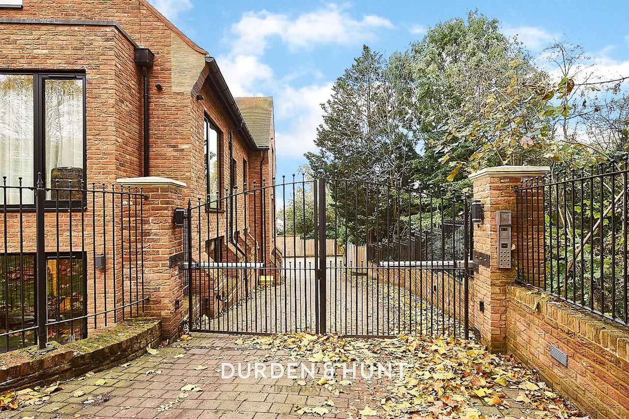High Road, Loughton, IG10, photo 18