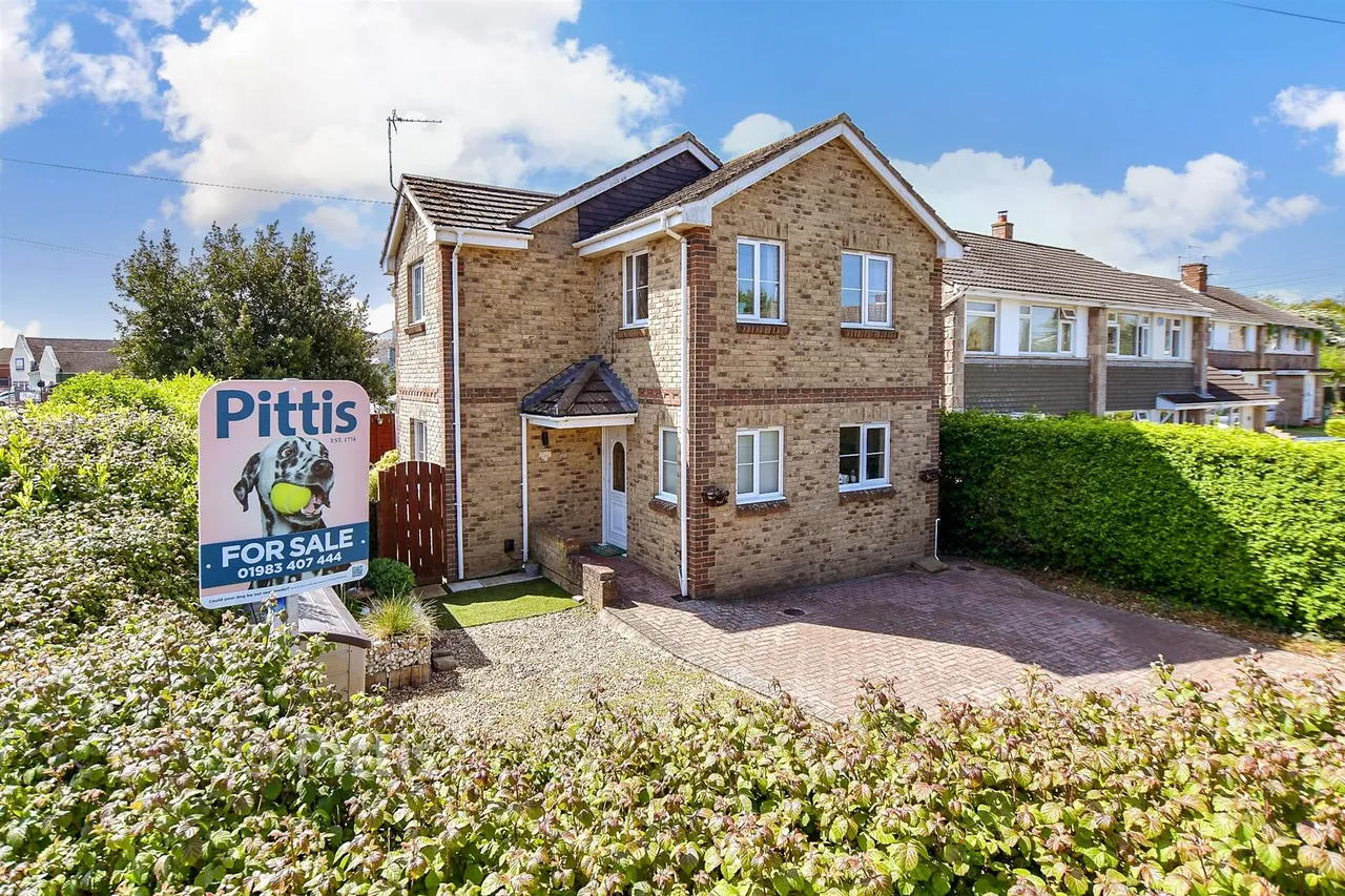 4 bed house for sale, Tamar Close, Sandown, PO36