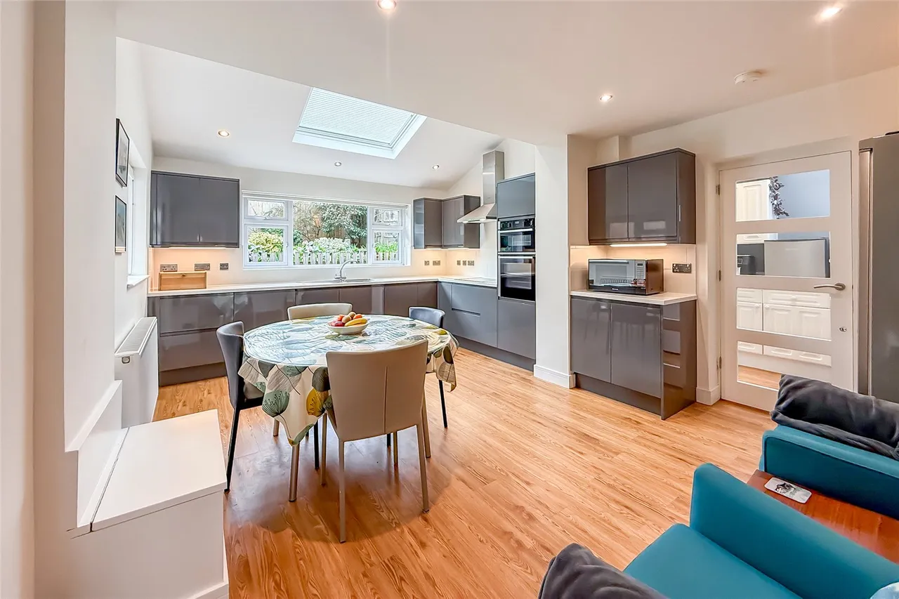 Aplins Close, Harpenden, Hertfordshire, AL5 2PZ, photo 4