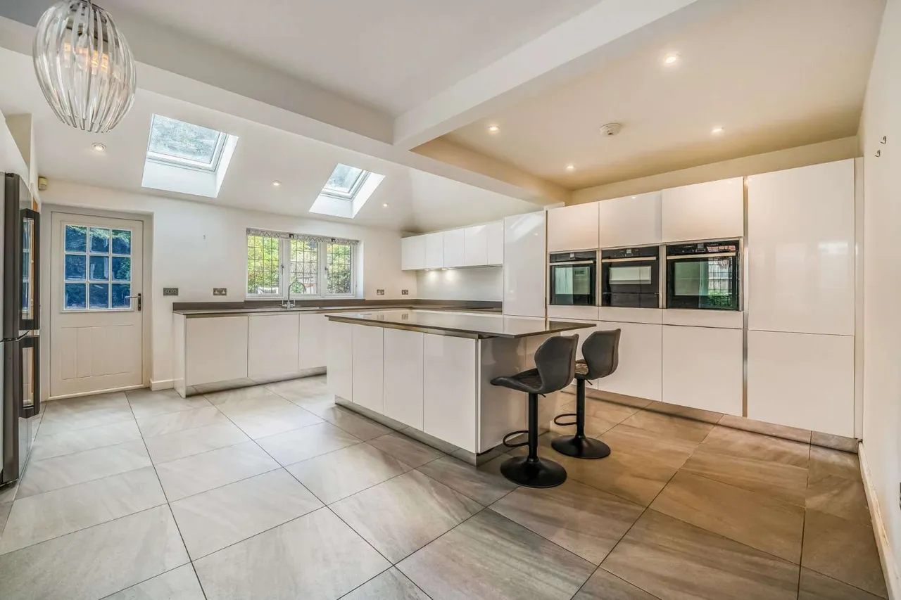 Blackpond Lane, Farnham Royal, Slough, Buckinghamshire, SL2 3ED, photo 4