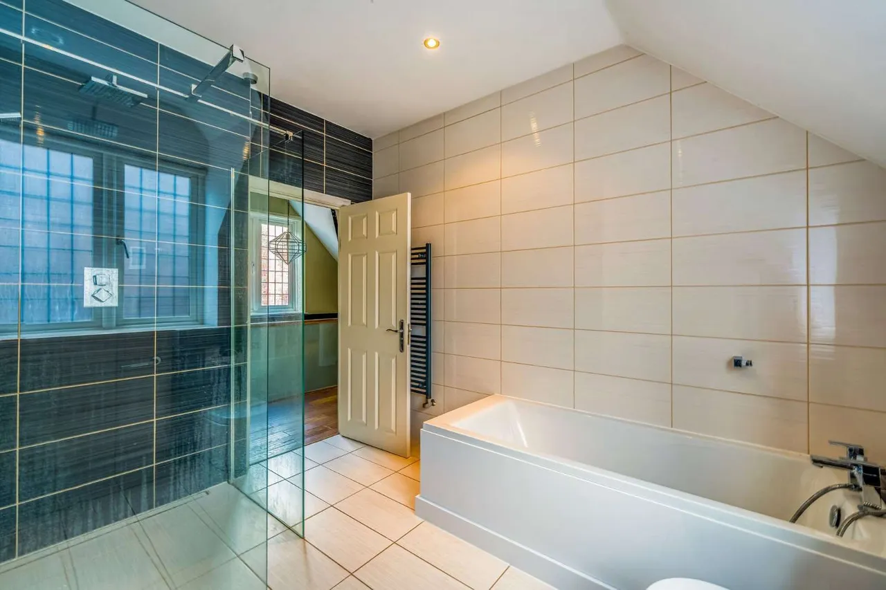 Blackpond Lane, Farnham Royal, Slough, Buckinghamshire, SL2 3ED, photo 9