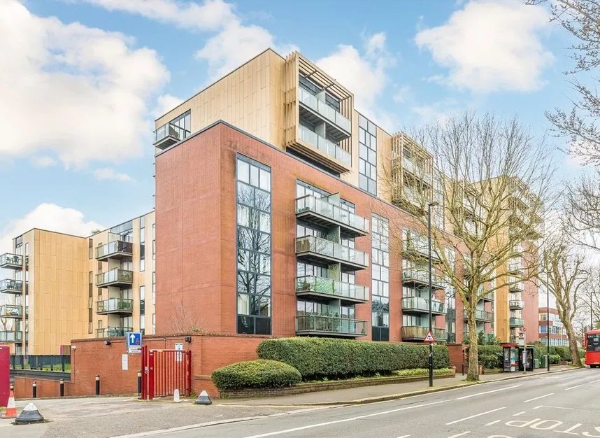 flat for sale — London Road, Isleworth, TW7