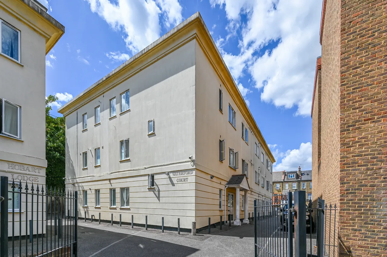 2 bed flat for sale — 17 Waterford Court, Leeland Terrace, London