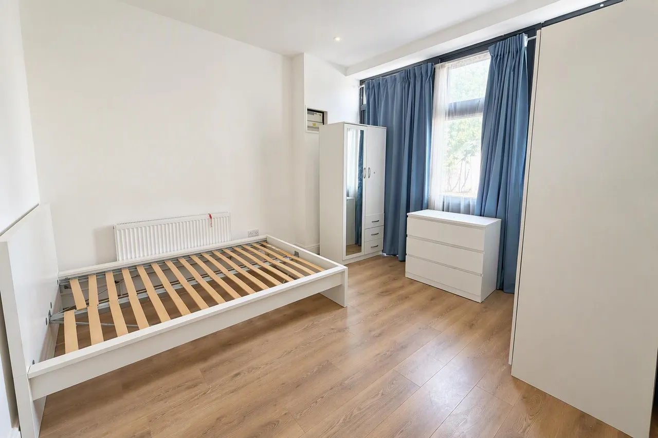 Caxton Road, London, SW19, photo 3