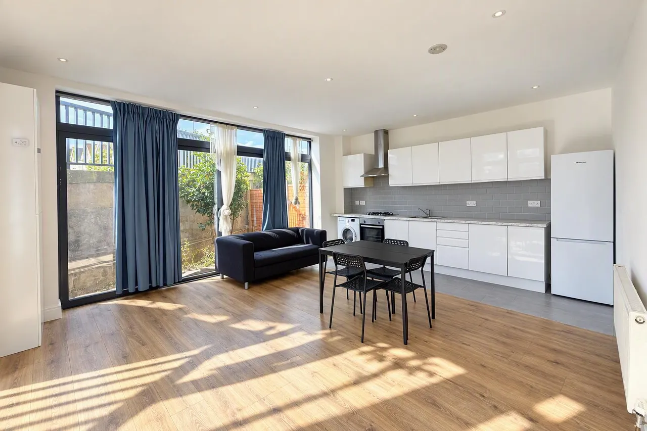 Caxton Road, London, SW19, photo 2