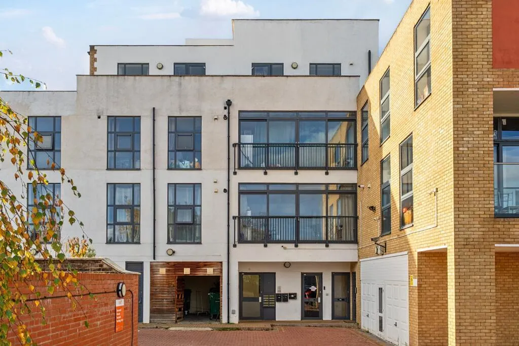 1 bed flat to rent, Caxton Road, London, SW19