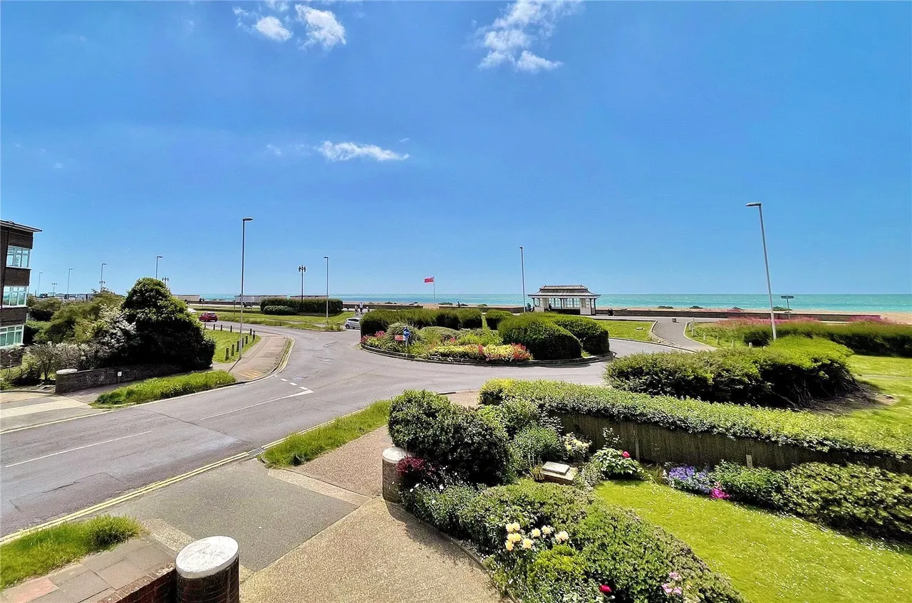 George V Avenue, Worthing, BN11, photo 16