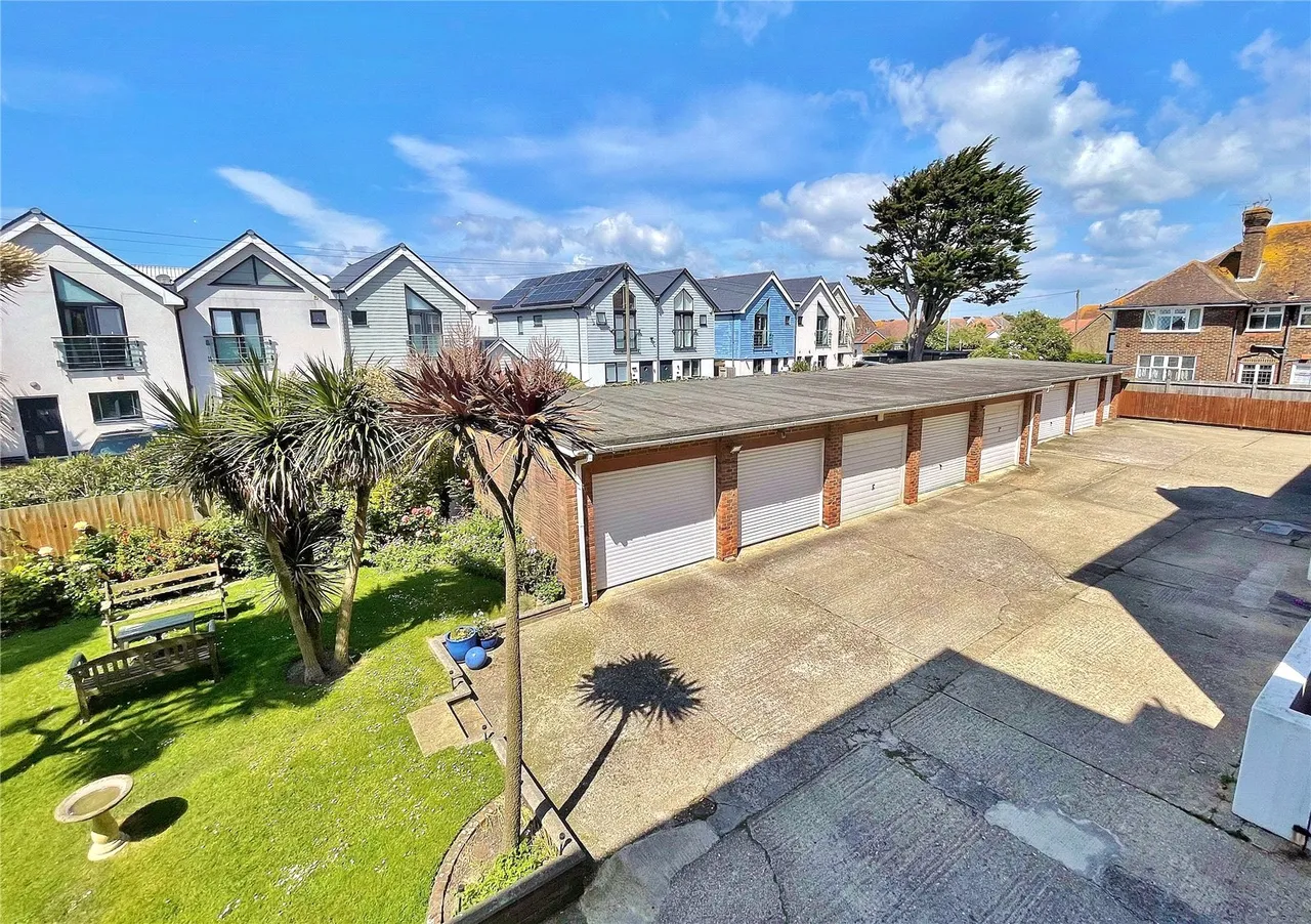 George V Avenue, Worthing, BN11, photo 17