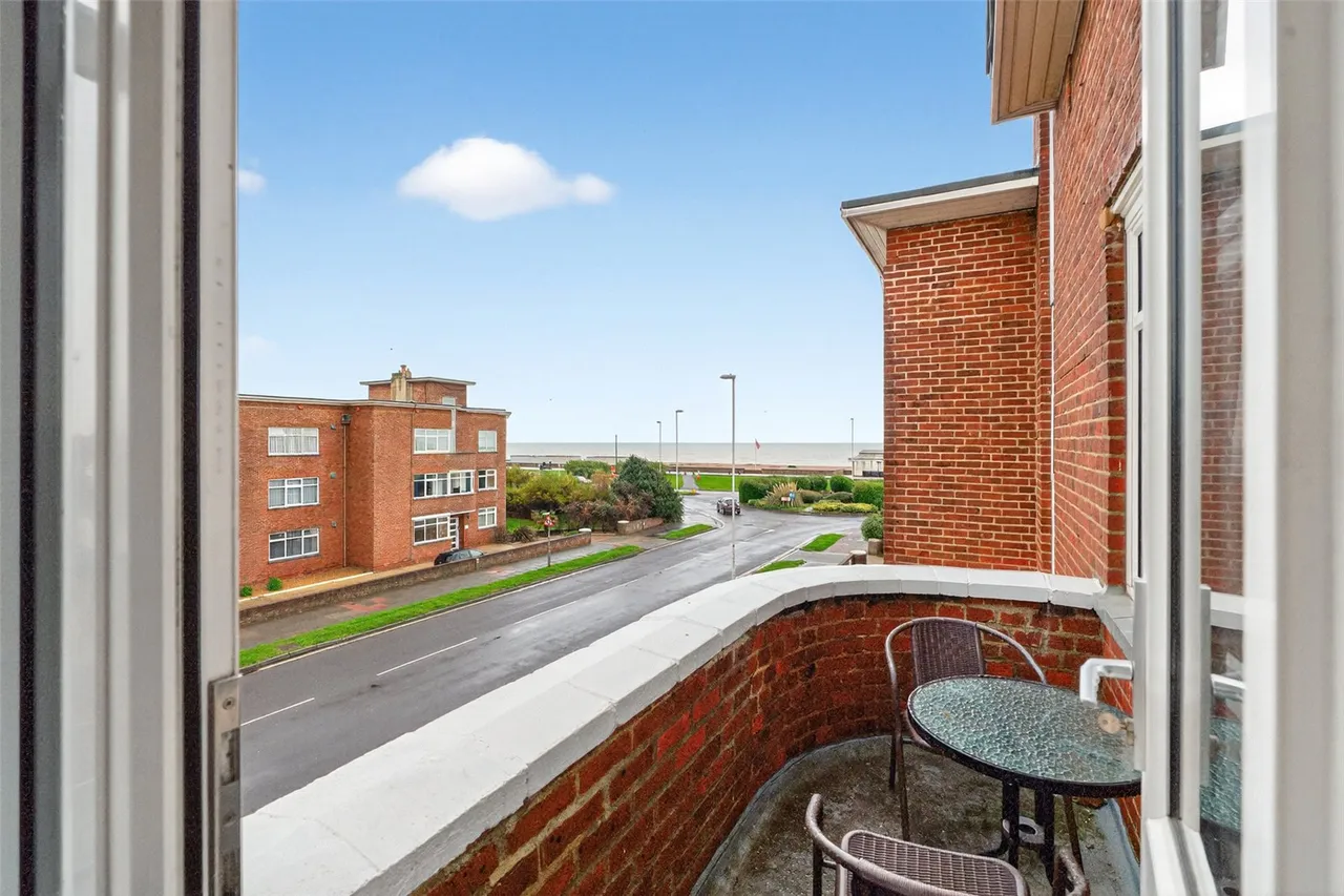 George V Avenue, Worthing, BN11, photo 15