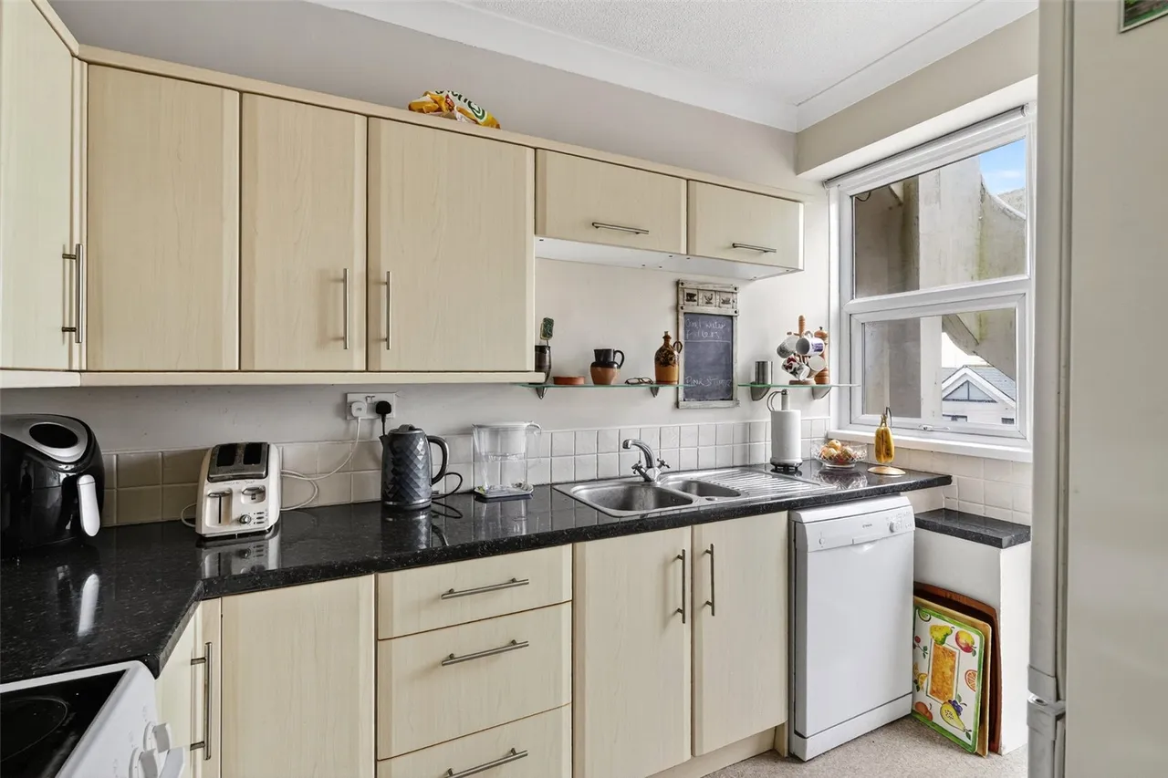 George V Avenue, Worthing, BN11, photo 4