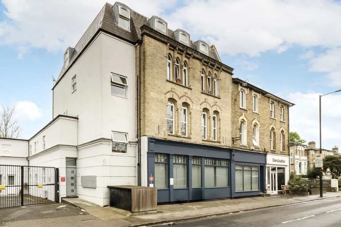 1 bed property to rent, Uxbridge Road, TW12
