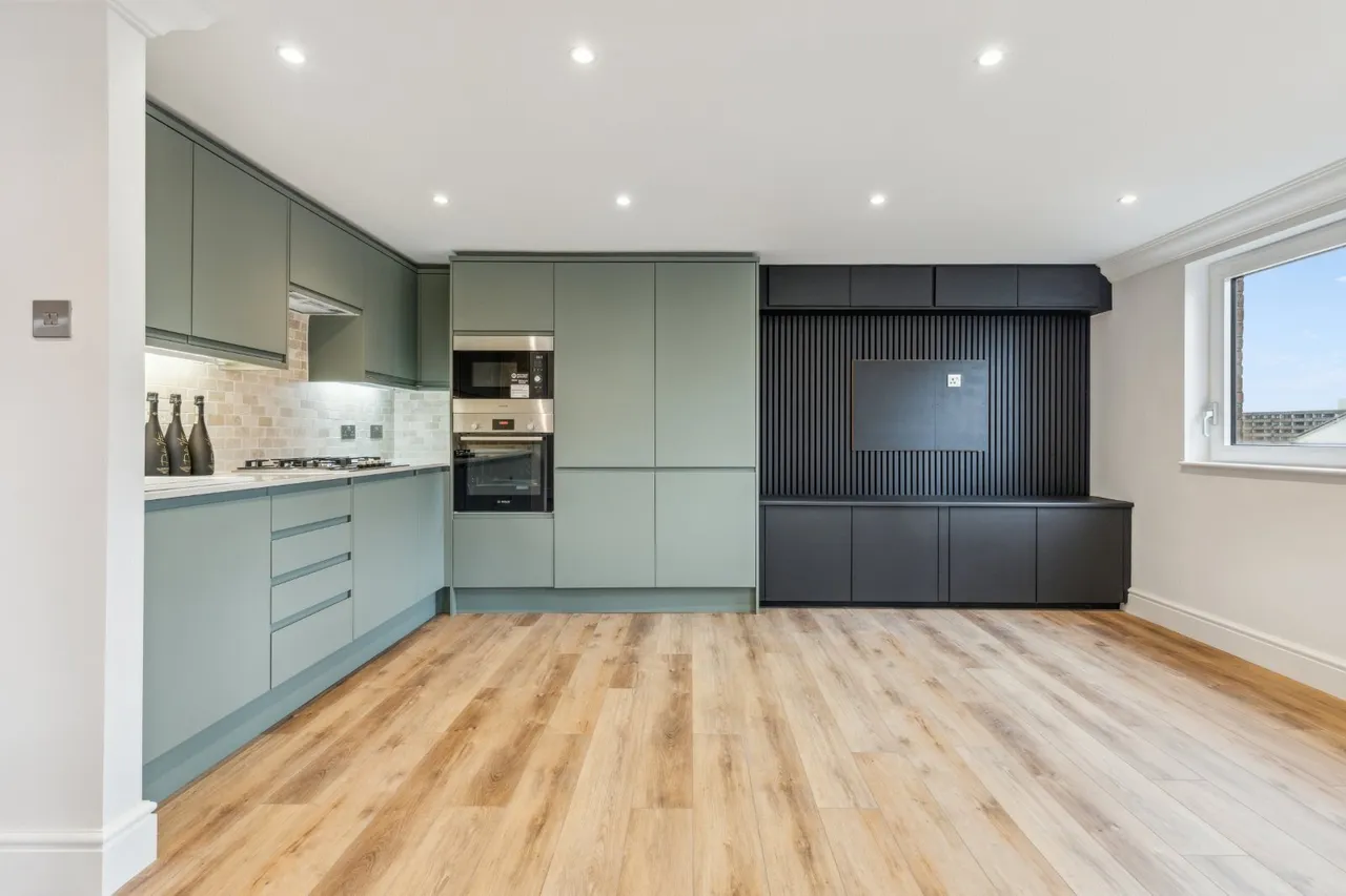2 bed flat to rent, Molasses House, Clove Hitch Quay, SW11