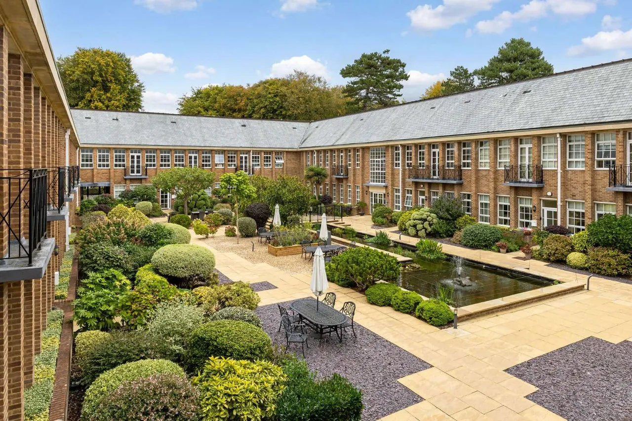 2 bed flat for sale, The Water Gardens, Hazlemere, HP15