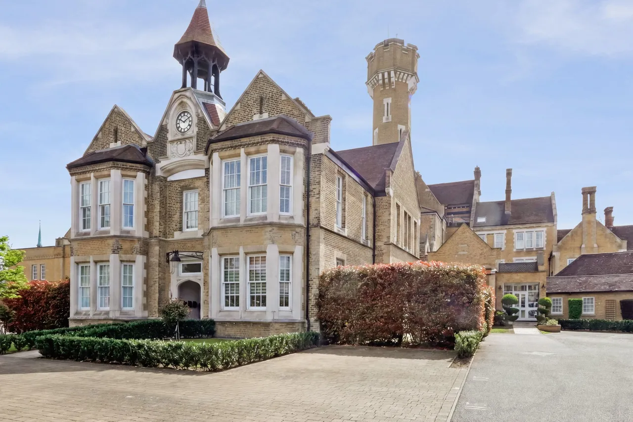 3 bed flat for sale, Chapel Drive, Dartford, DA2