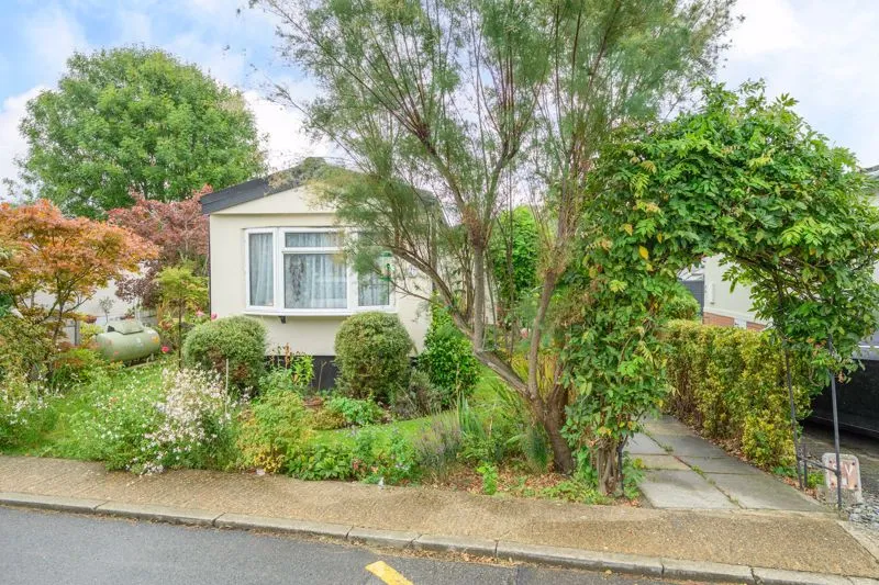1 bed property for sale — Weybridge Park Estate, Addlestone KT15 2RF