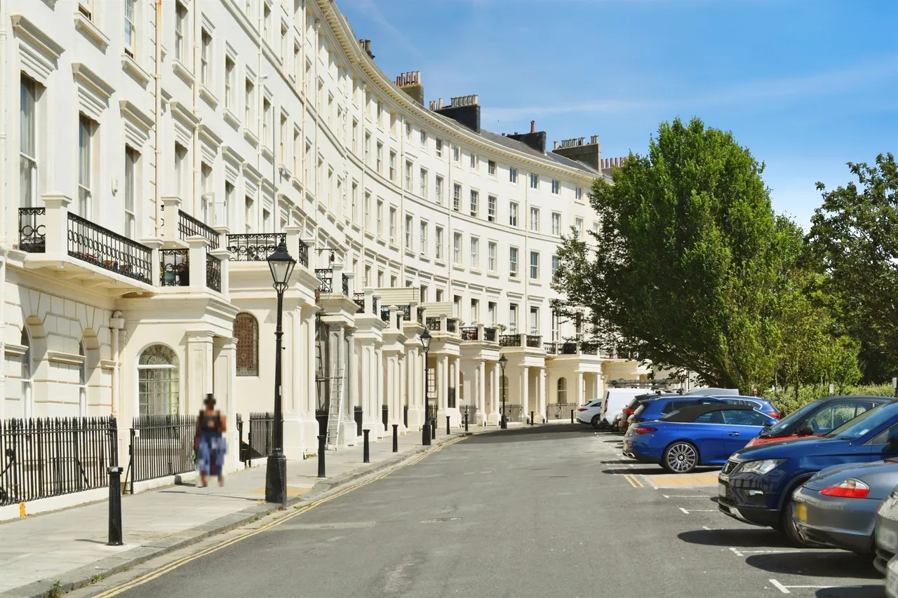 2 bed flat for sale — Adelaide Crescent, Hove