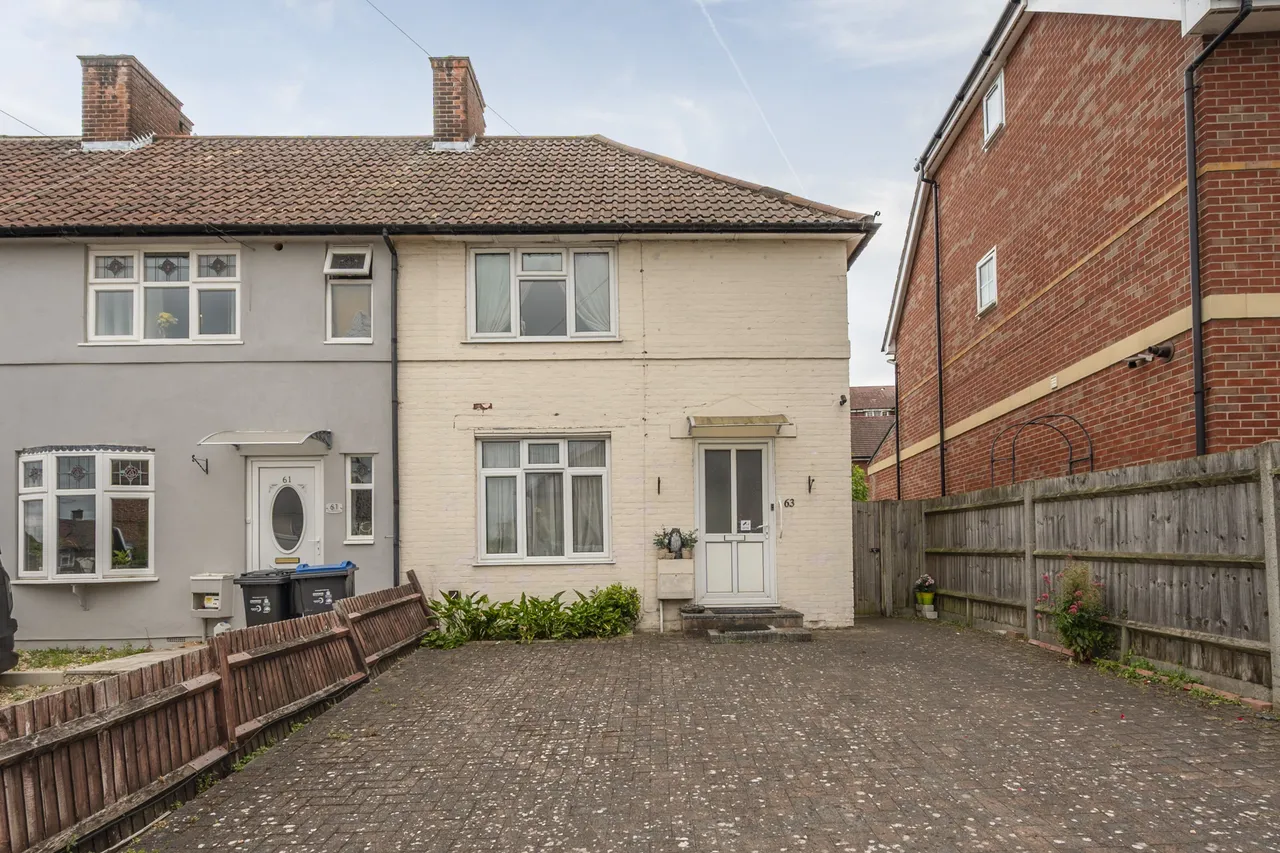3 bed house for sale — 63 Central Road, Morden