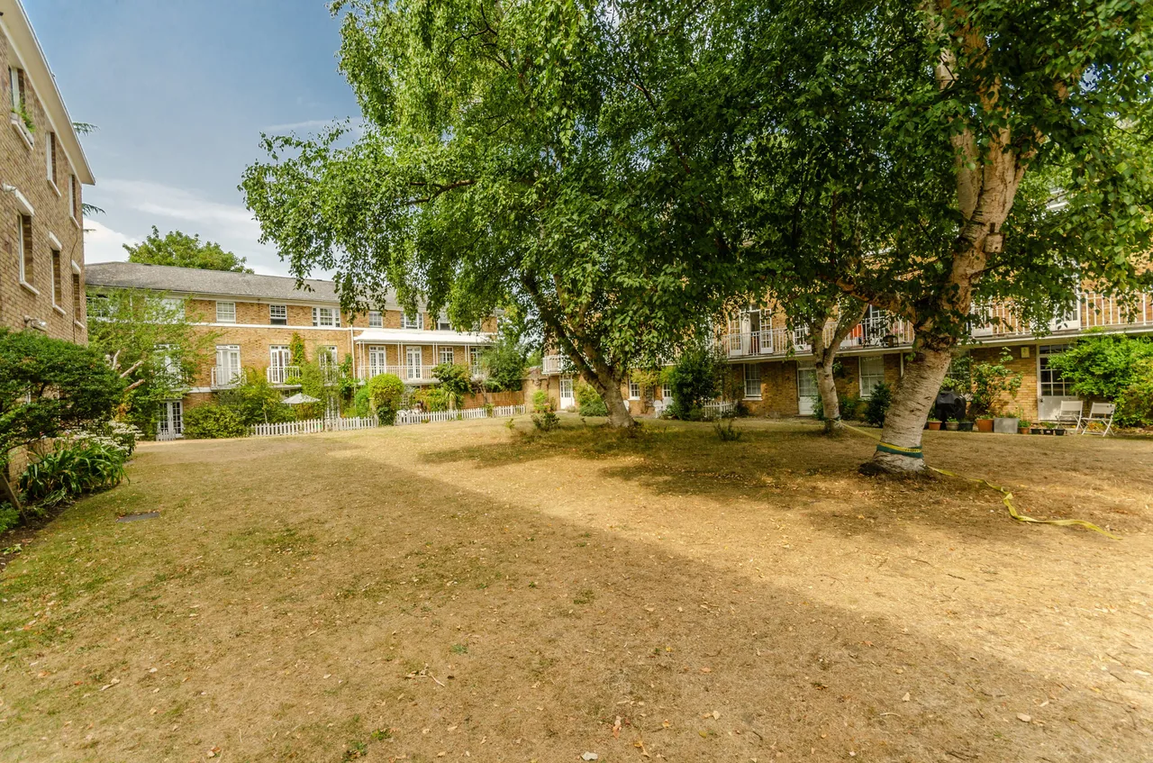 40 Langford Green, London, photo 2