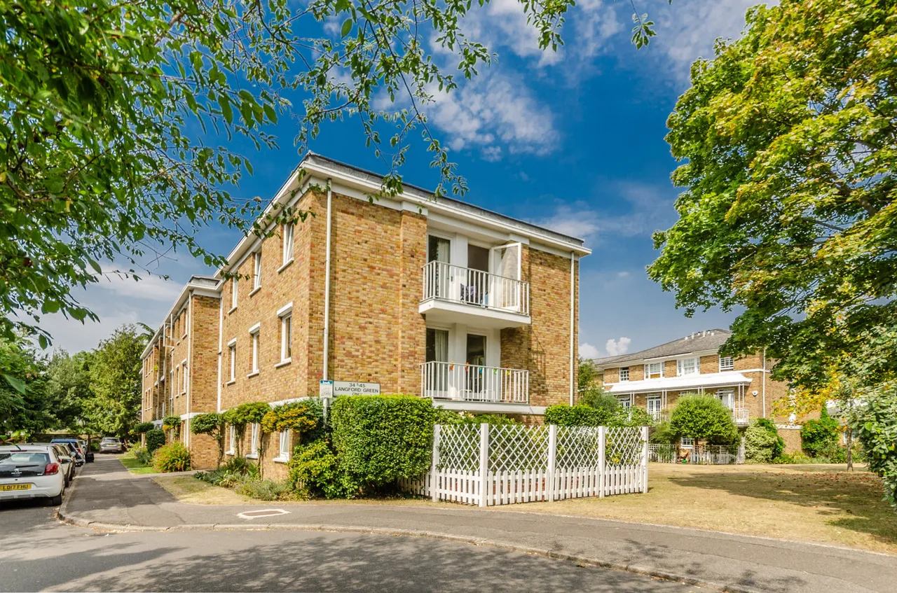3 bed flat to rent — 40 Langford Green, London