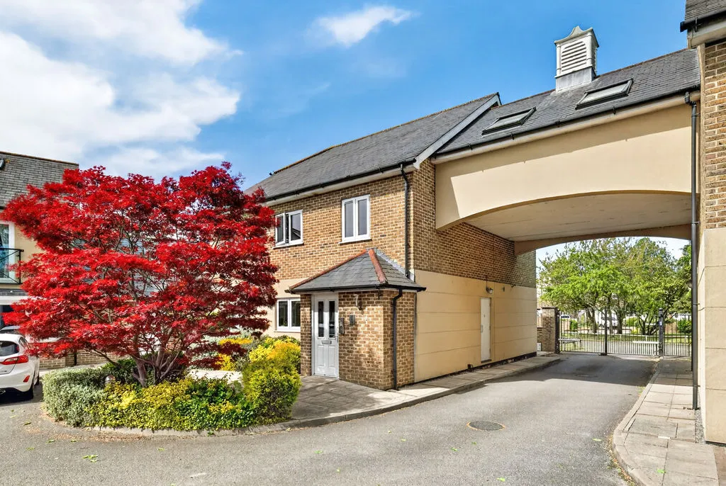 2 bed flat for sale — The Green, Shepperton TW17 8QZ