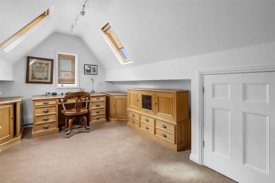 with 4 bedrooms in Saffron Walden, CB10, photo 8