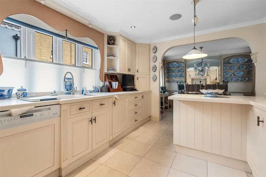 with 4 bedrooms in Saffron Walden, CB10, photo 5