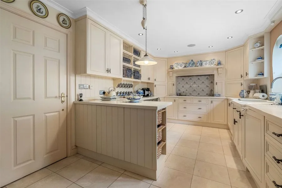 with 4 bedrooms in Saffron Walden, CB10, photo 2