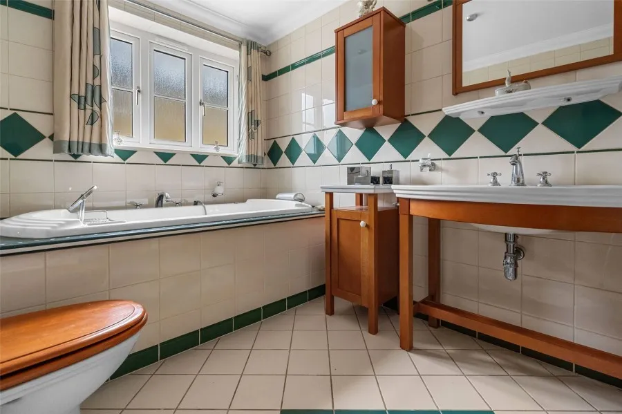 with 4 bedrooms in Saffron Walden, CB10, photo 9