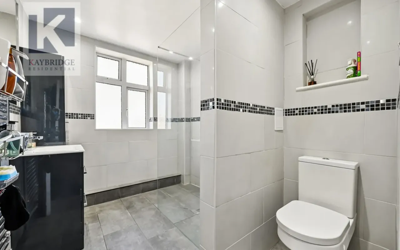 Stoneleigh Avenue, Worcester Park, KT4, photo 11